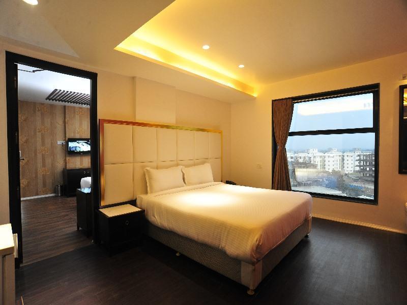 Grand Nakshatra Hotel Ānand Zewnętrze zdjęcie
