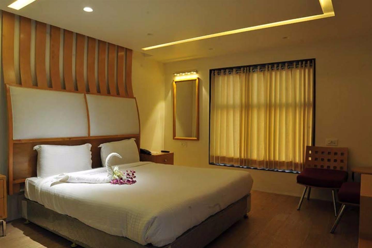 Grand Nakshatra Hotel Ānand Zewnętrze zdjęcie