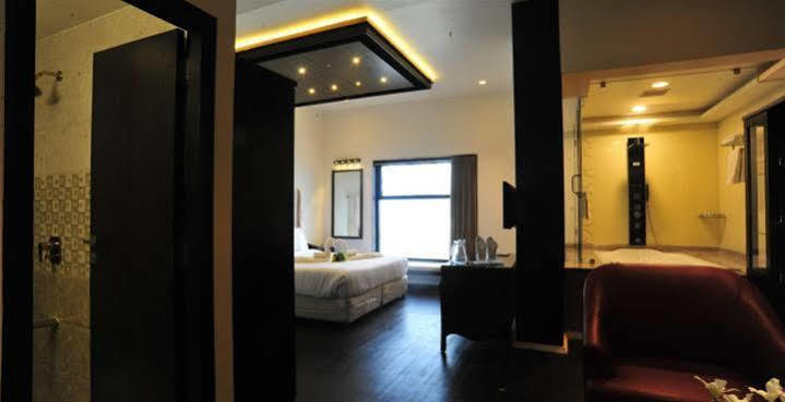 Grand Nakshatra Hotel Ānand Zewnętrze zdjęcie