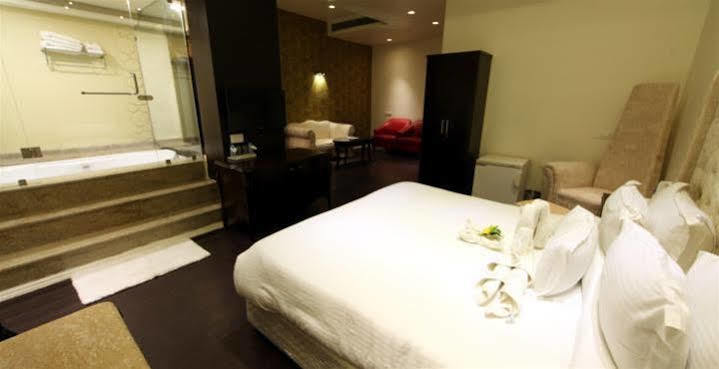 Grand Nakshatra Hotel Ānand Zewnętrze zdjęcie