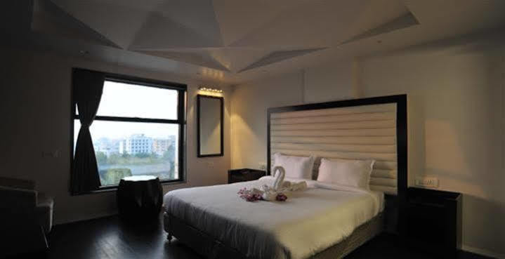 Grand Nakshatra Hotel Ānand Zewnętrze zdjęcie